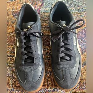 Like new men’s 10.5 Puma Club II Era sneakers